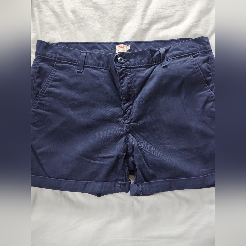 LEVIS Ladies Shorts  Size 33 Waist  Inseam5" Button/Zip Closure.